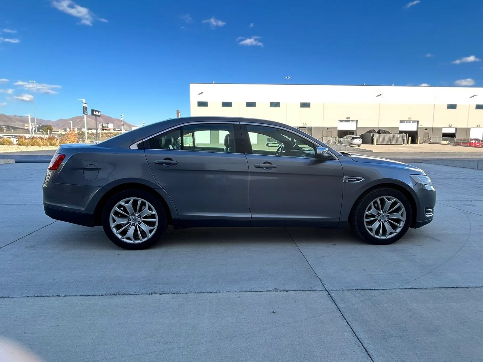 Used 2013 Ford Taurus Limited FWD image 6