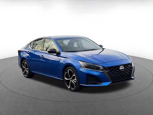 Used 2025 Nissan Altima 2.5 SR image 2