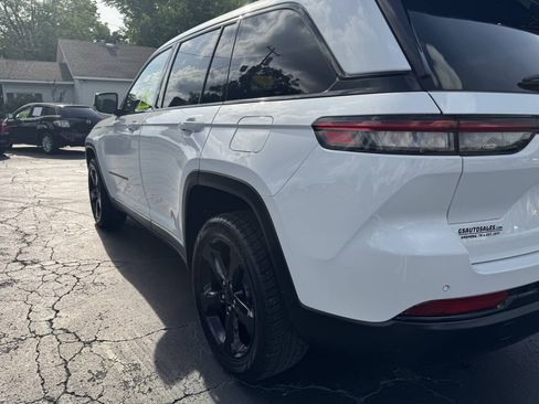 Used 2023 Jeep Grand Cherokee Altitude RWD image 15
