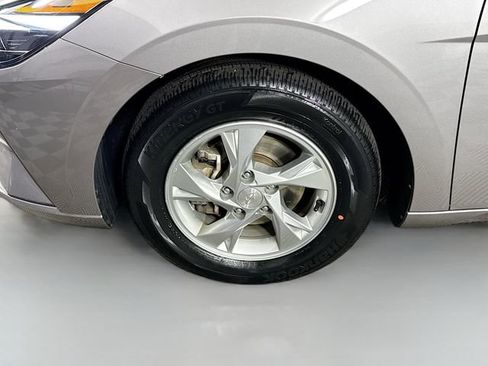 Used 2023 Hyundai Elantra SE FWD image 4
