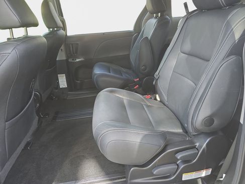 Used 2015 Toyota Sienna SE image 27