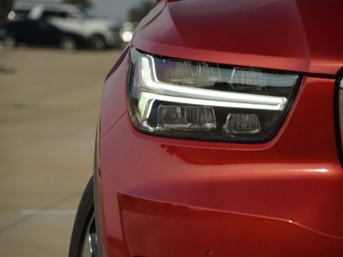 Used 2020 Volvo XC40 T4 Momentum image 2