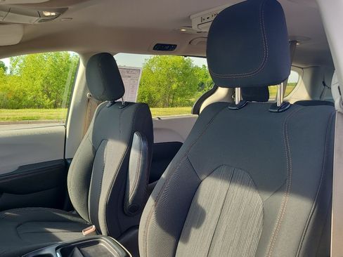 Used 2018 Chrysler Pacifica Touring Plus w/ Tire & Wheel Group FWD image 14