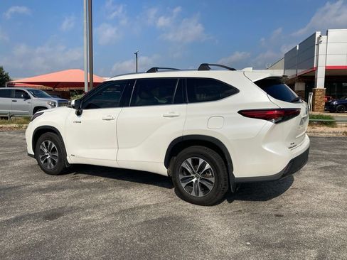 Used 2020 Toyota Highlander XLE AWD/4WD image 7