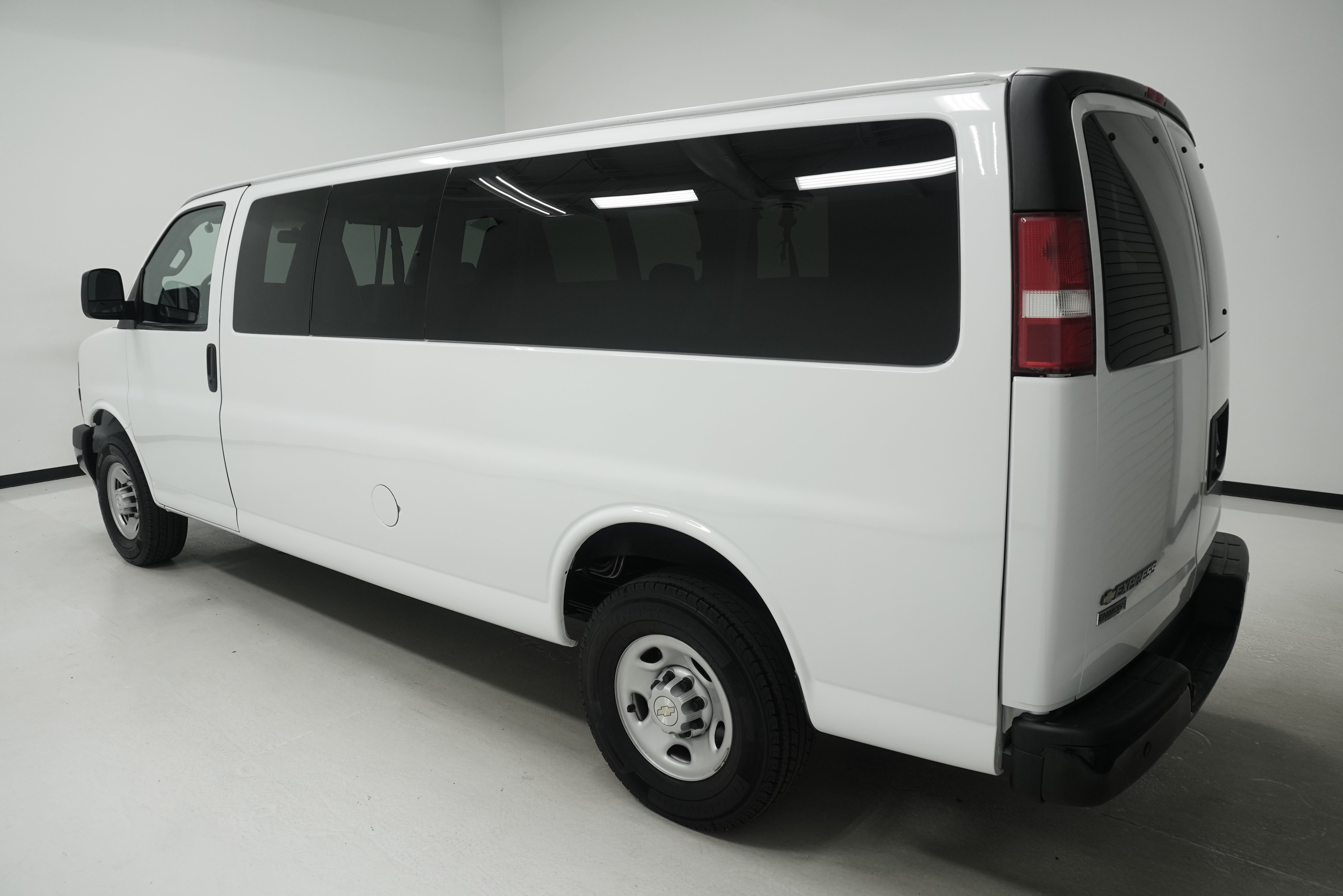 Used 2022 Chevrolet Express 3500 LS RWD image 4