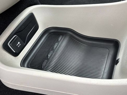 Used 2023 Chrysler Pacifica Touring-L FWD image 34