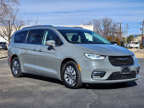 Used 2021 Chrysler Pacifica Touring-L image 3