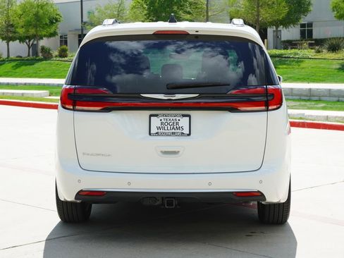 Used 2024 Chrysler Pacifica Pinnacle w/ Trailer Tow Group image 4