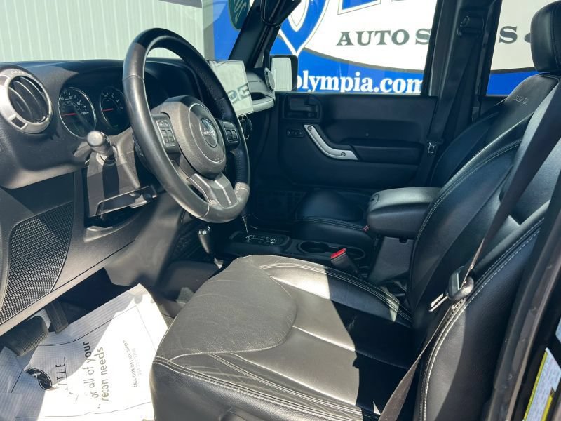Used 2018 Jeep Wrangler Unlimited Sahara w/ Dual Top Group AWD/4WD image 19