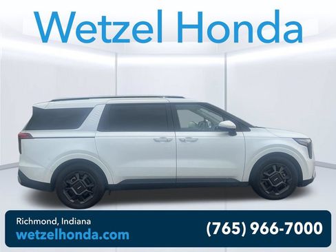 Used 2025 Kia Carnival EX FWD image 2