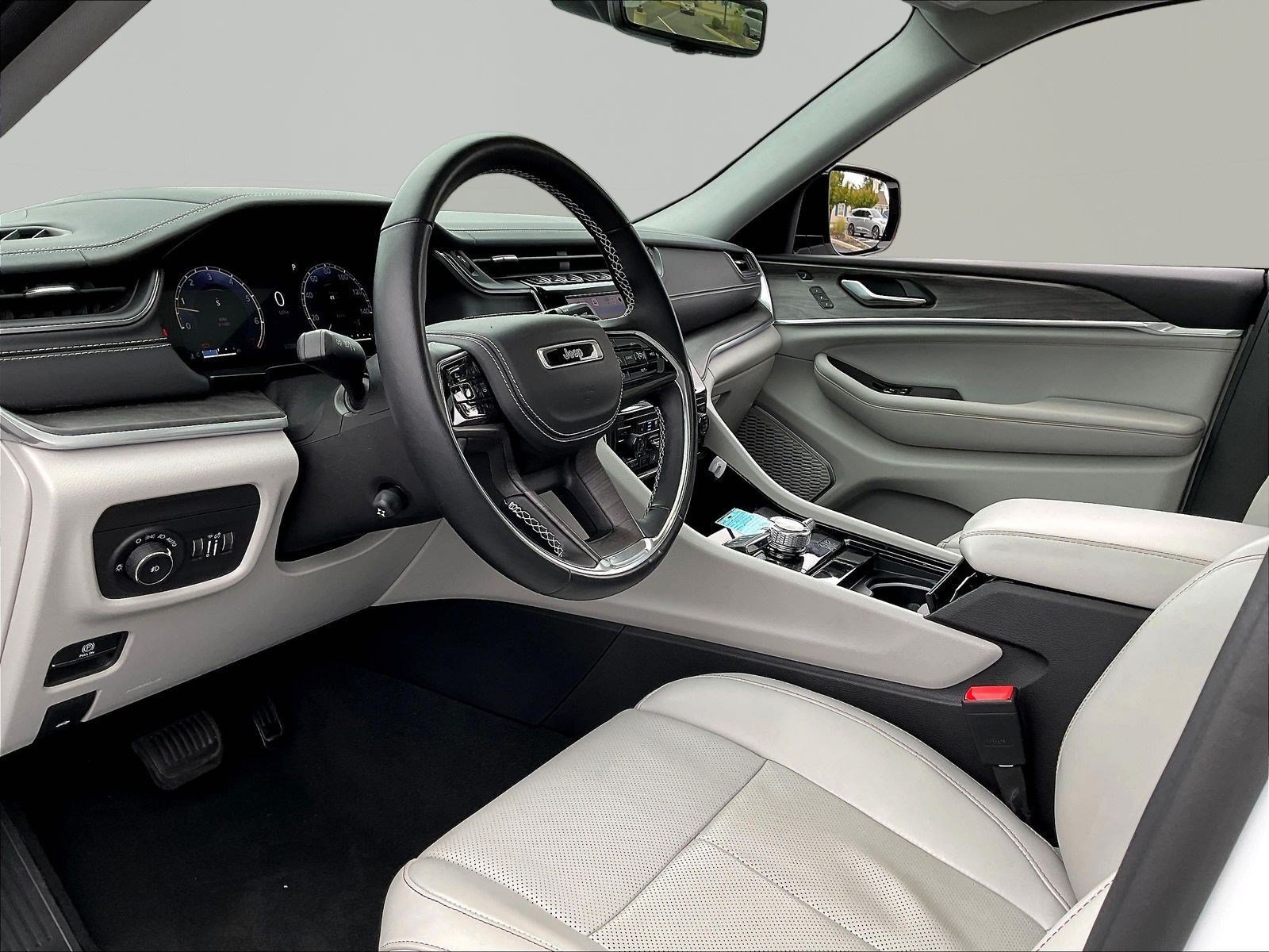 Used 2022 Jeep Grand Cherokee Overland w/ Luxury Tech Group IV AWD/4WD image 17