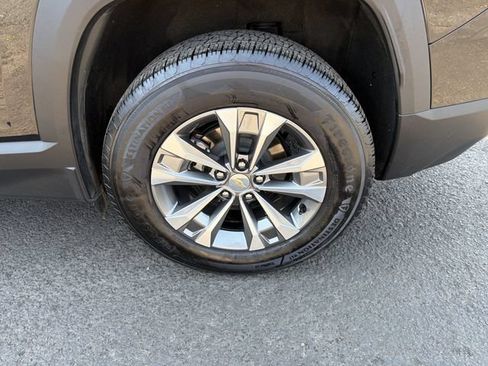 Used 2025 Chevrolet Equinox LT FWD image 19