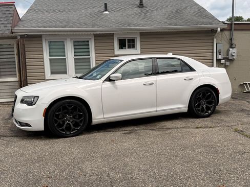 Used 2019 Chrysler 300 S RWD image 2
