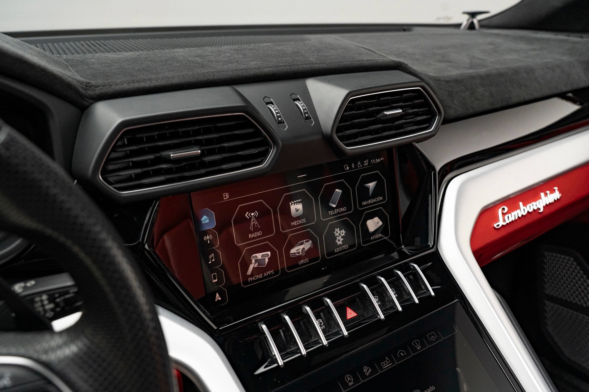Used 2020 Lamborghini Urus AWD/4WD image 31