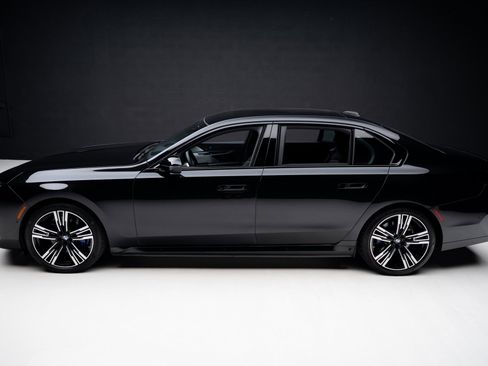 Used 2023 BMW i7 xDrive60 w/ Executive Package 2 image 16
