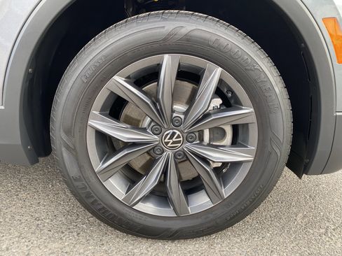 Certified 2022 Volkswagen Tiguan SE w/ Panoramic Sunroof Package image 11