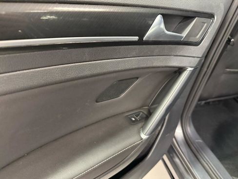 Used 2019 Volkswagen Golf R 4-Door image 38