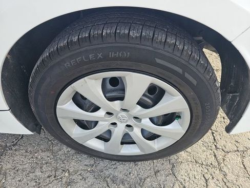 Used 2021 Toyota Corolla LE image 25