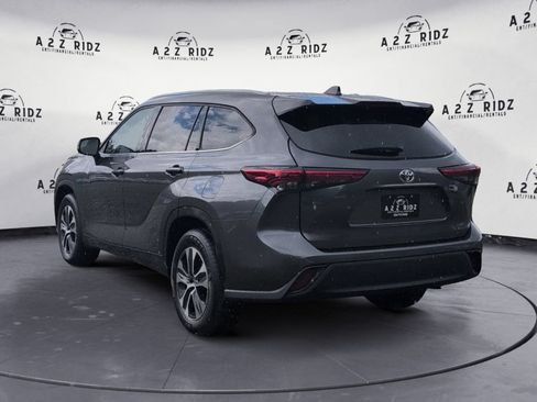 Used 2022 Toyota Highlander XLE FWD image 4