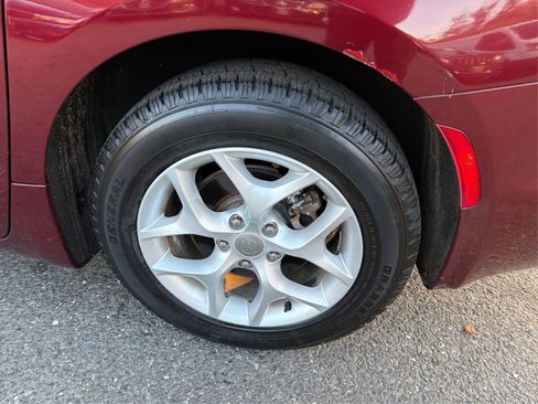 Used 2017 Chrysler Pacifica Touring-L w/ Tire & Wheel Group image 16