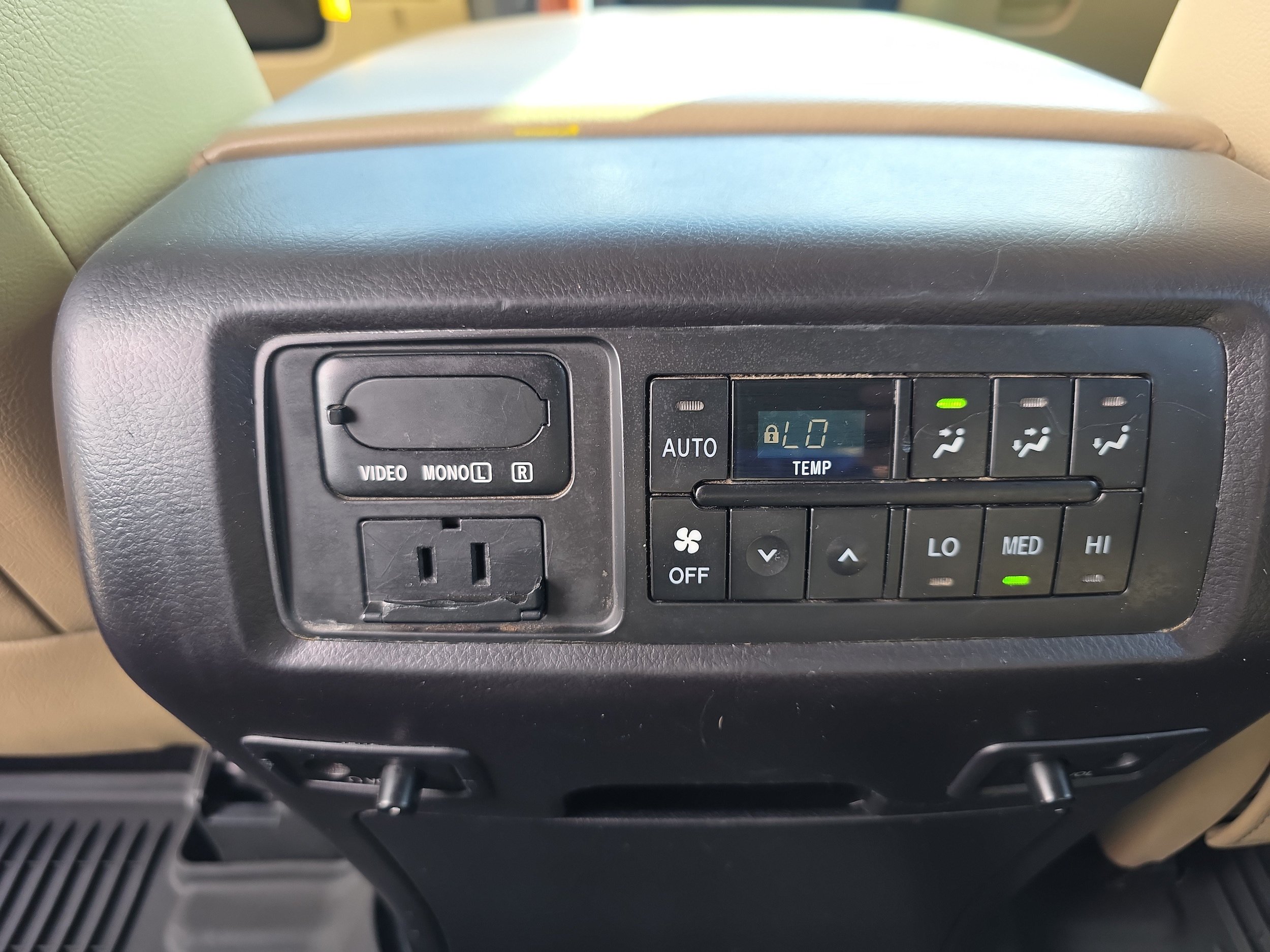 Used 2019 Toyota Sequoia Platinum w/ Carpet Mat Package (TMS) AWD/4WD image 16