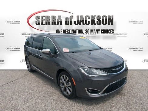 Used 2019 Chrysler Pacifica Limited w/ Advanced Safetytec Group FWD image 2