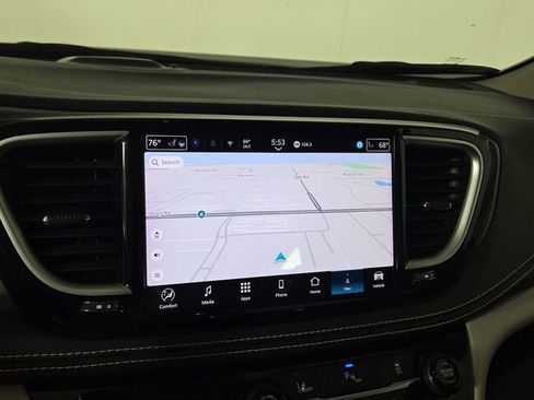 Used 2024 Chrysler Pacifica Limited FWD image 18