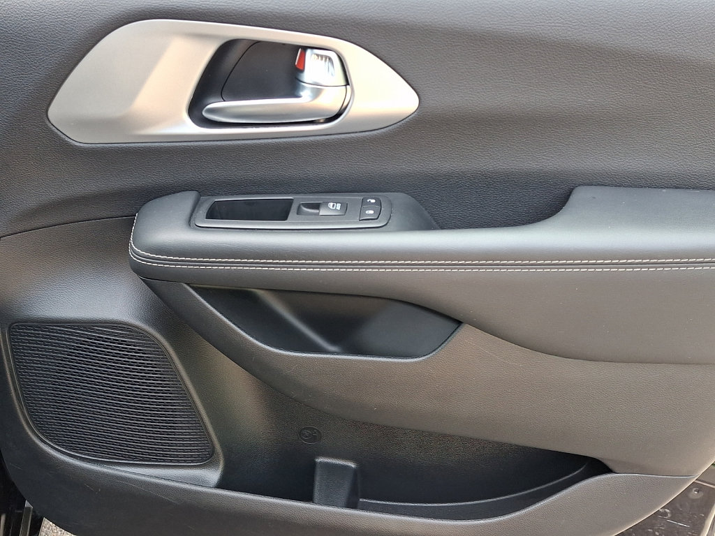 Certified 2026 Chrysler Pacifica Limited FWD image 10