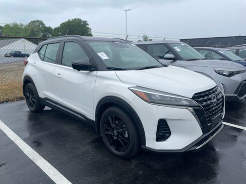 Used 2023 Nissan Kicks SR w/ SR Premium Package FWD image 2