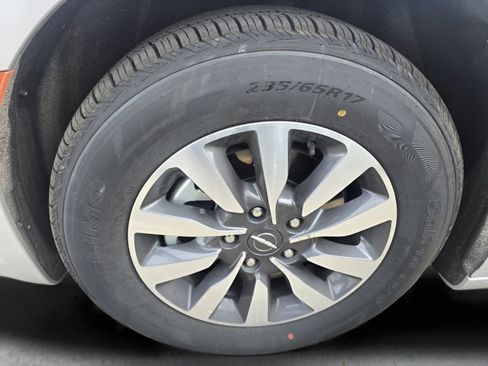 Used 2024 Chrysler Pacifica Select image 29