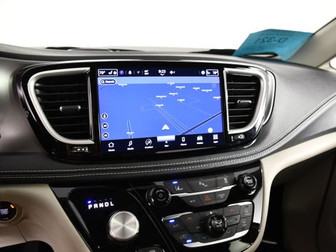 Used 2024 Chrysler Pacifica Limited FWD image 25