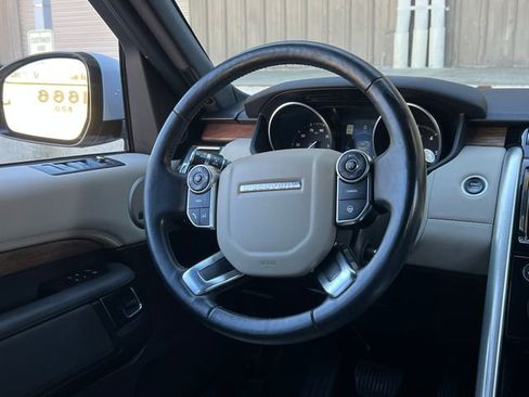 Used 2017 Land Rover Discovery HSE image 19