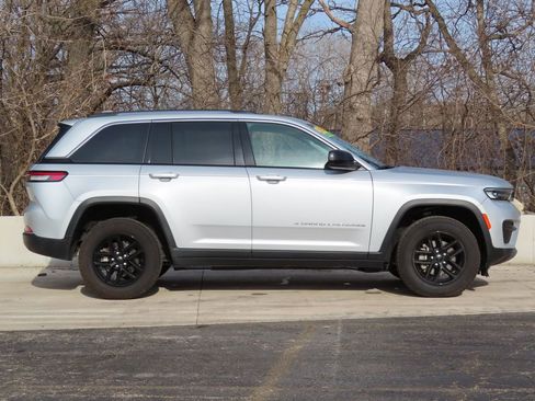 Certified 2024 Jeep Grand Cherokee Laredo X image 2