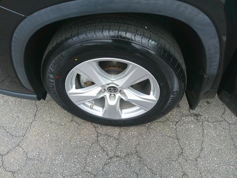 Used 2022 Toyota Highlander LE image 16