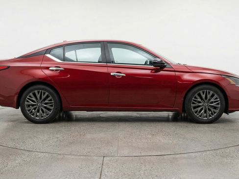 Used 2025 Nissan Altima 2.5 SV image 11