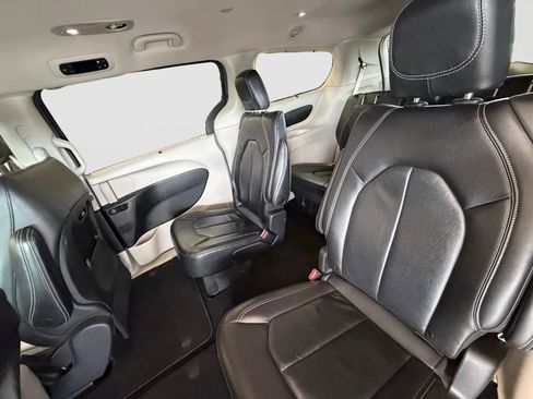 Used 2022 Chrysler Pacifica Touring-L FWD image 15