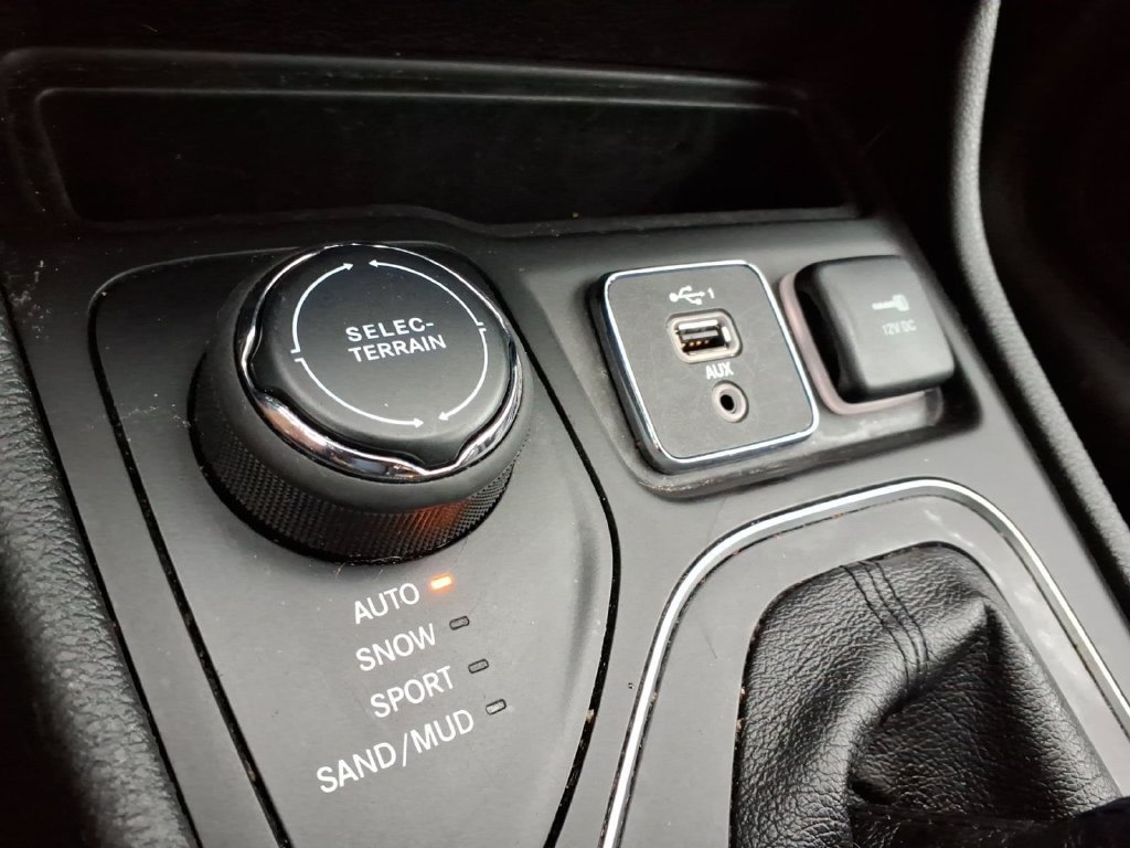Certified 2022 Jeep Cherokee Latitude Lux w/ Sun & Sound Group AWD/4WD image 18