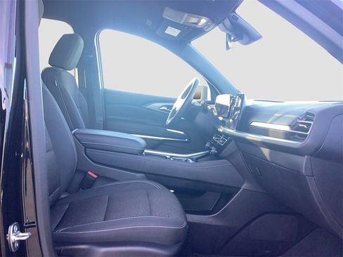 Used 2025 Chevrolet Traverse LT image 17