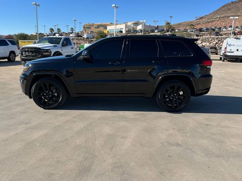 Used 2021 Jeep Grand Cherokee Laredo X image 2