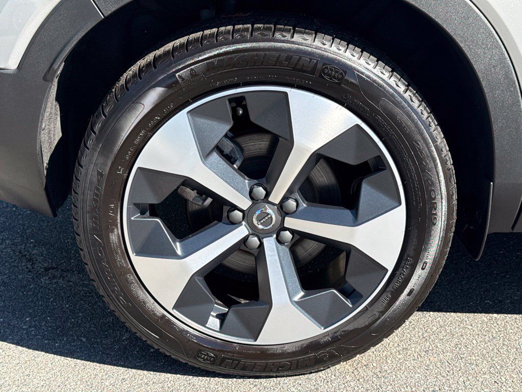Used 2025 Volvo XC40 B5 Plus AWD/4WD image 12