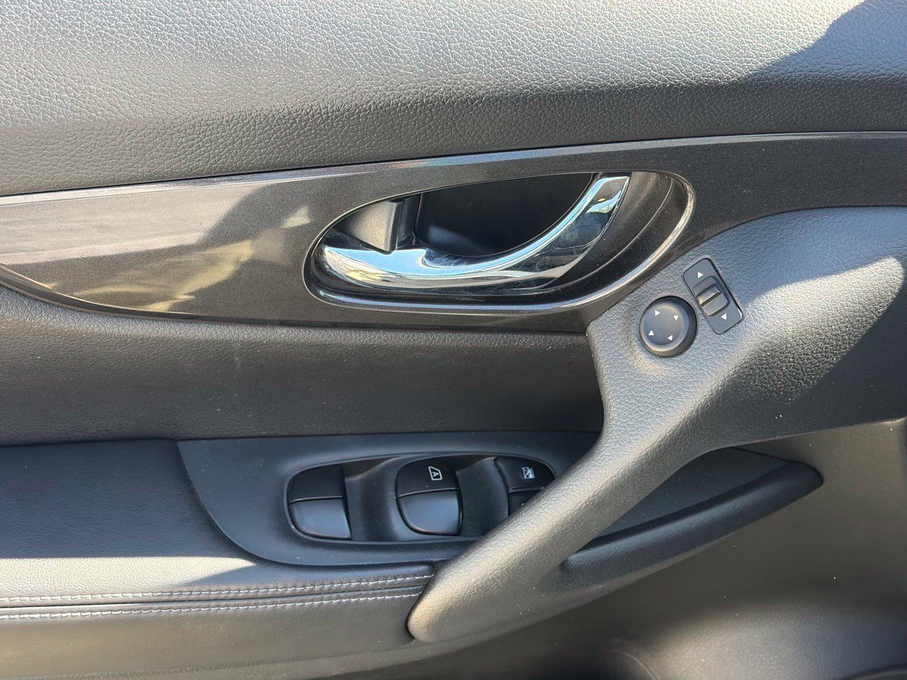 Used 2017 Nissan Rogue SV FWD image 7