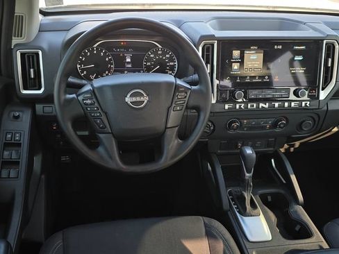 Used 2025 Nissan Frontier SV AWD/4WD image 11