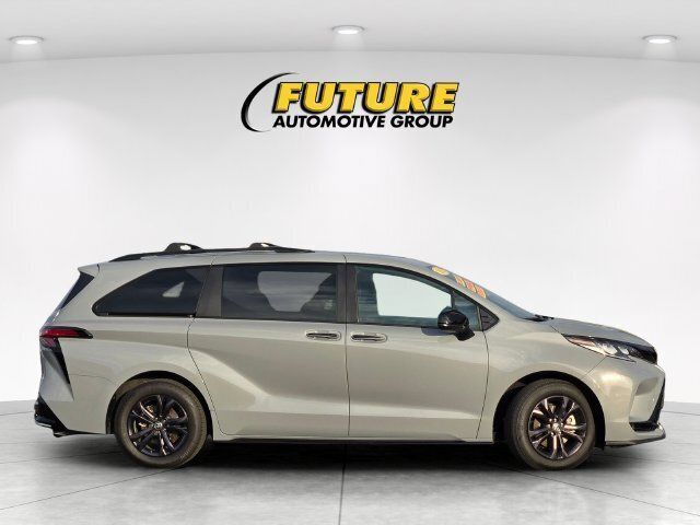 Used 2025 Toyota Sienna XSE w/ XSE Plus Package AWD/4WD image 4