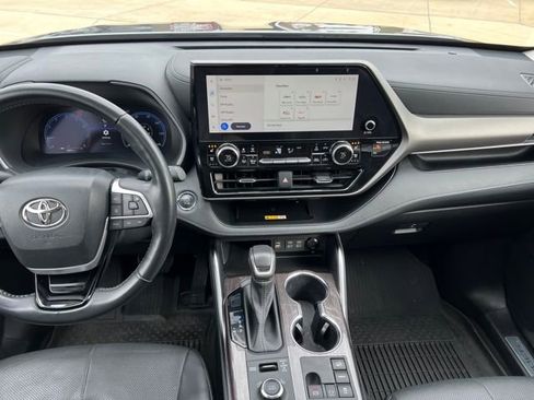 Used 2023 Toyota Highlander L image 11