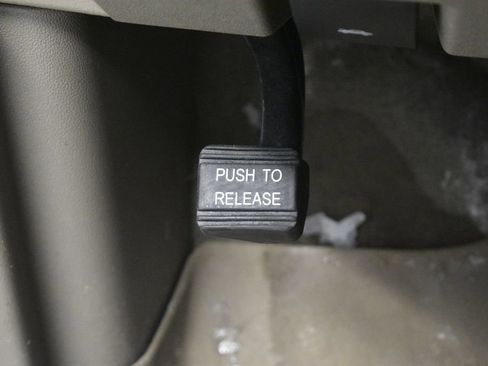 Used 2015 Chrysler Town & Country Touring w/ Driver Convenience Group image 31