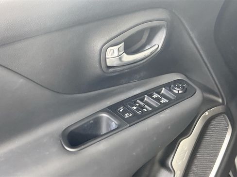 Used 2022 Jeep Renegade Latitude AWD/4WD image 18