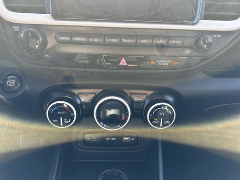 Used 2022 Hyundai Venue Limited image 29