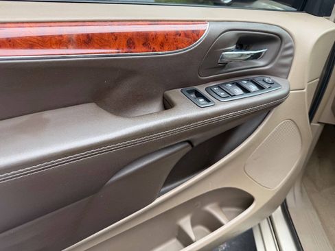 Used 2015 Chrysler Town & Country Touring-L w/ Driver Convenience Group FWD image 5