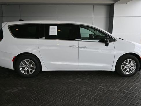 Used 2024 Chrysler Pacifica Touring-L image 6