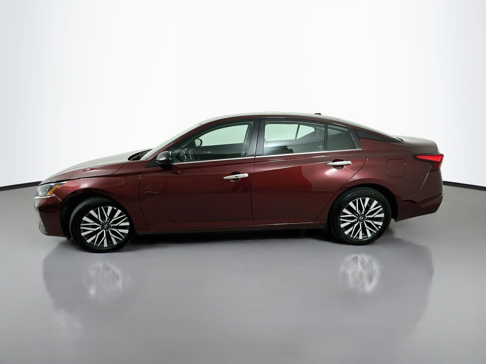 Used 2024 Nissan Altima 2.5 SV FWD image 4